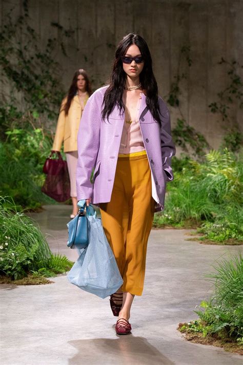 La sfilata Gucci cruise 2025, la concretezza dellle contraddizoni